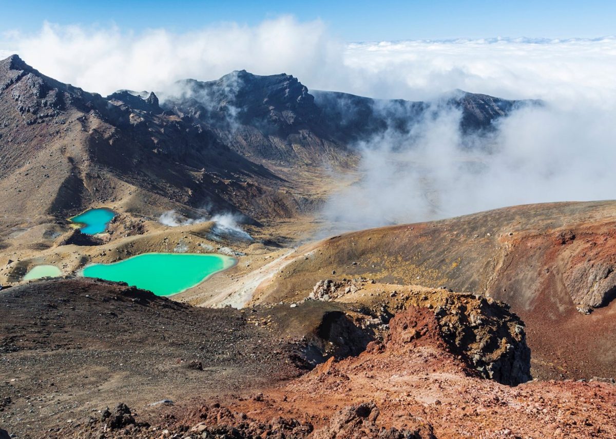 7992507-emerald-lakes-tongariro-national-park the desert is on the side of a mountain